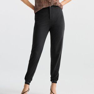 New CAbi Spring 2023 Pogger Pants, xs, only worn to photograph (see pic)